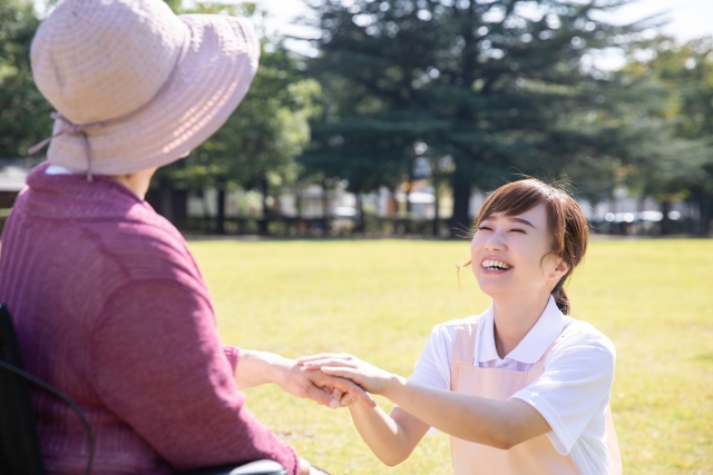利用者に笑顔で寄り添う介護職員