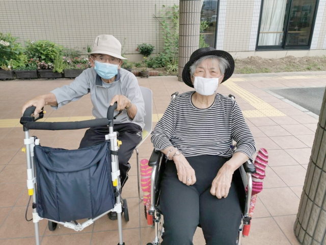 車椅子に乗っている高齢の夫婦