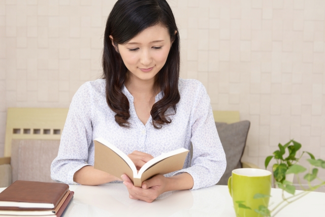 読書をする女性