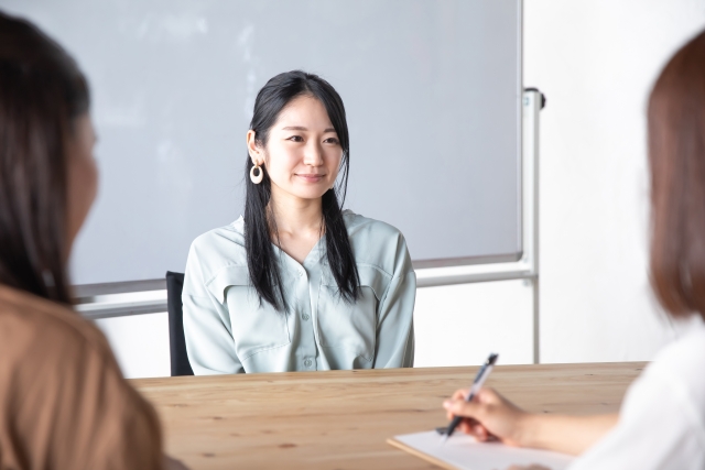 室内でインタビューを受ける女性社員