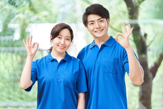 男女2名のハツラツとした介護スタッフ