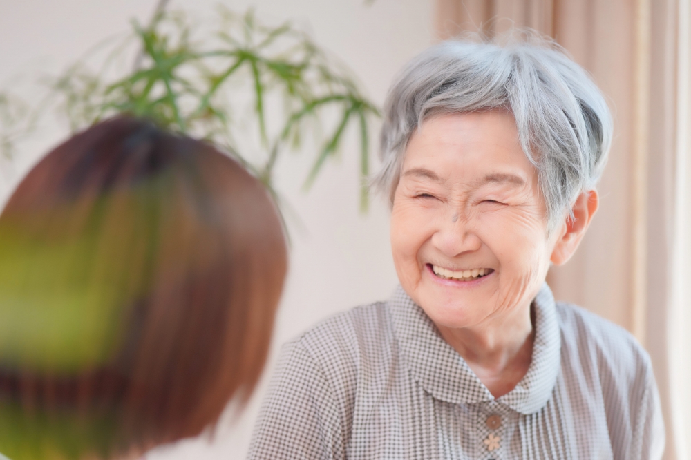 笑顔で楽しそうに活動する高齢者の様子