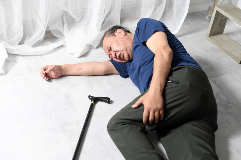 転倒して足を痛めた高齢者